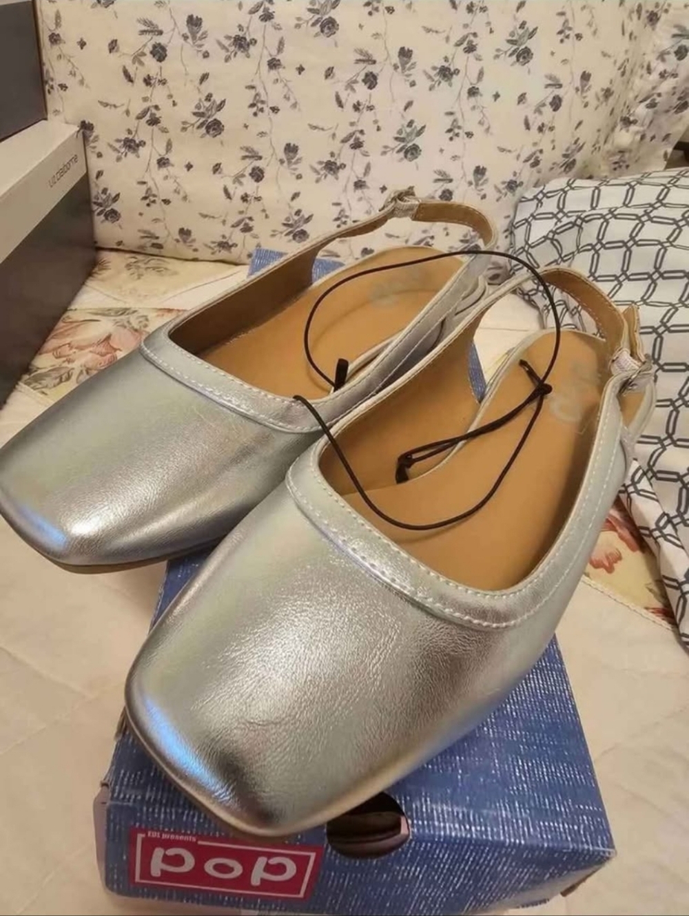 New womans size 7M silver slingback flats